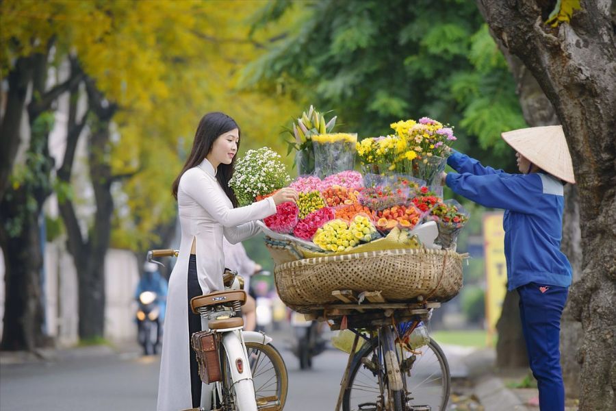 buy flower in Hanoi street