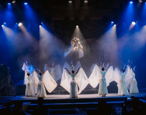 Dining inside Dragon Pearl cave 5 2482e5bb