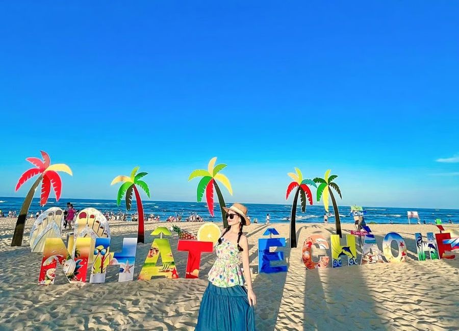 Swimming And Relaxing On The White Sand Beach 255d6a6a