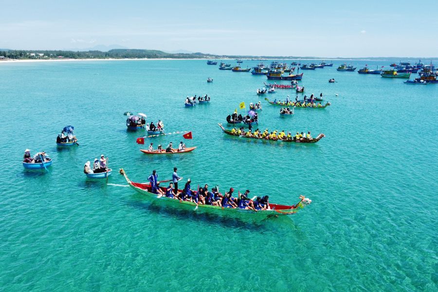 speed boats At Xuan Thieu Beach 3535c5c0