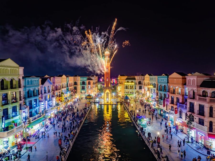 Enjoy Night Shows And Street Performances 3a86cb8e