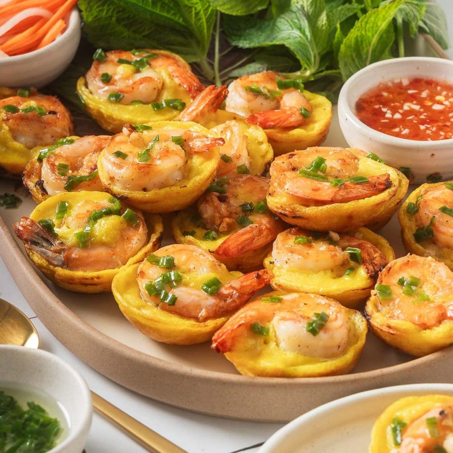 Banh Khot is one of the most popular street foods of Vietnam 433a83fb