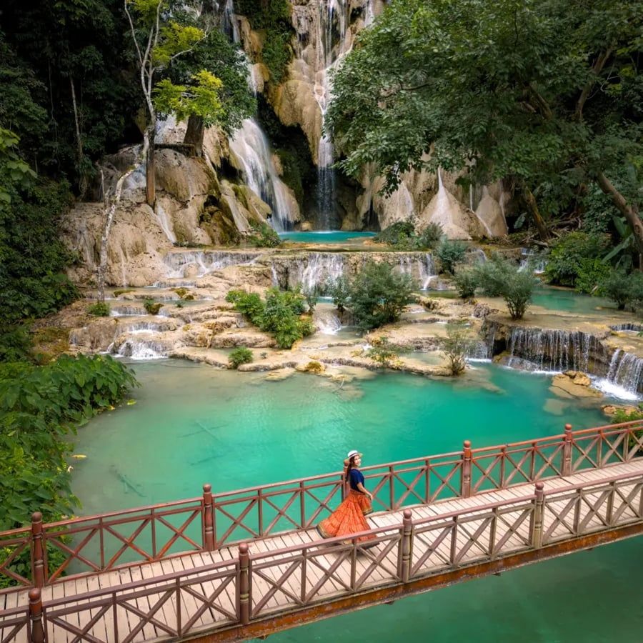 take photo in Kuang Si Waterfalls 43928d02