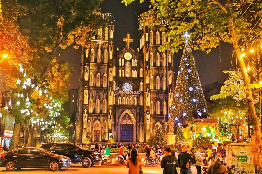 St. Josephs Cathedral in Hanoi in Christmas 46b790a5