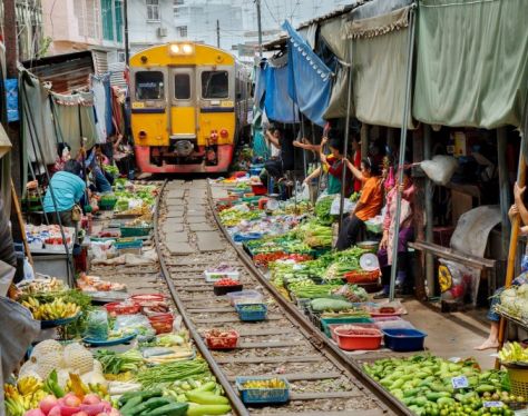 bangkok maeklong railway market 2 499855de