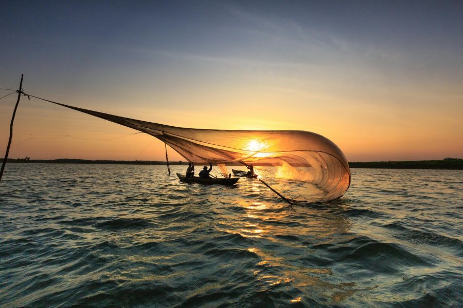 witness local fishermen at work in halong bay 1 52eef25f