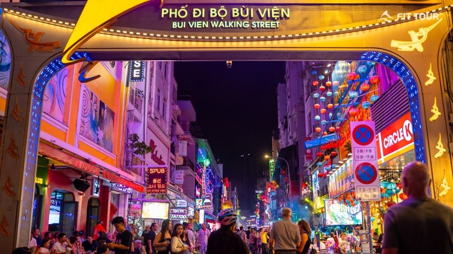 Bui Vien Walking Street is one of the most famous destinations in Ho Chi Minh City 56526e99