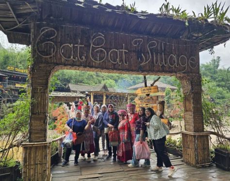 Seni Cat Cat village welcome gate 611c9c21