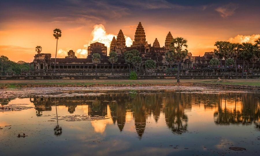 Angkor Wat is one of the most famous and majestic tourist spots in Southeast Asia 68ba64e8