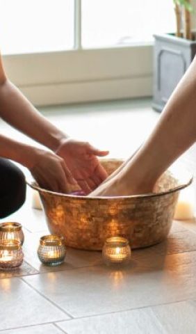 Herbal Head Foot Massage e1753843663561 7764d73d