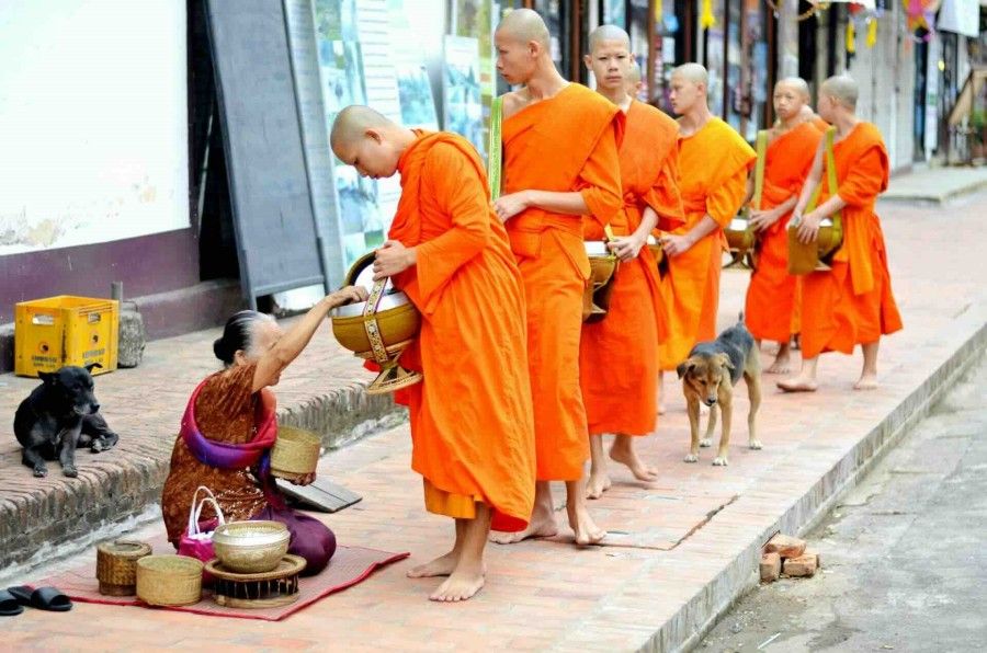 Luang Prabang Alms giving ceremony 4 82cc179f