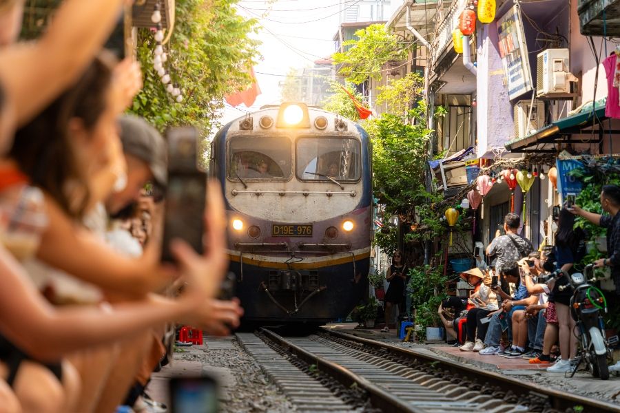 Hanoi Train Street and Railway Coffee 5 bf4e5f23