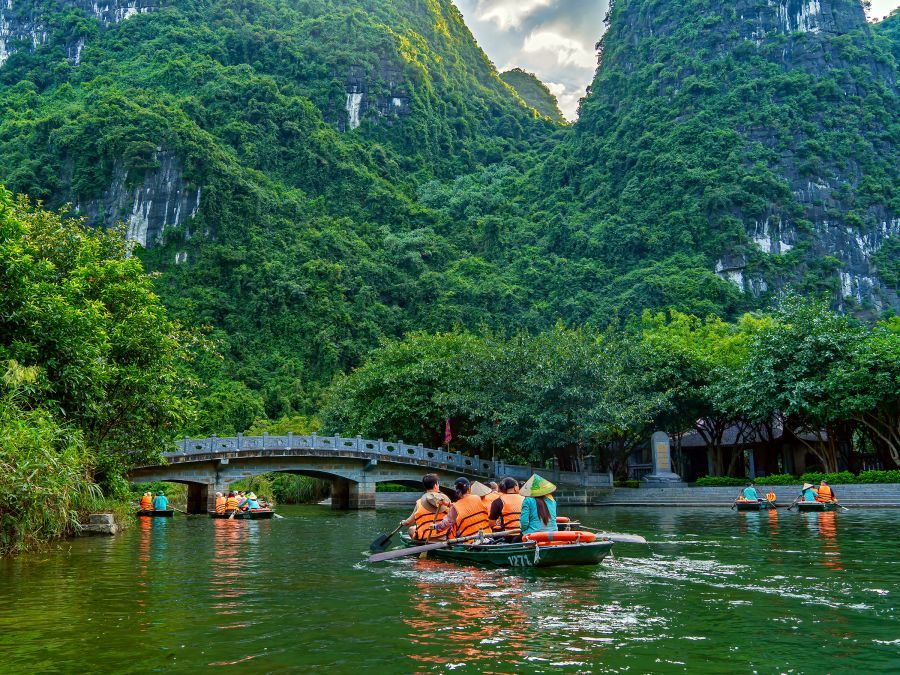 boat trip in trang an, ninh binh
