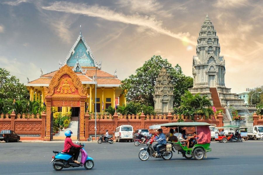Wat Ounalom is one of the famous landmarks in Phnom Penh e14d944b
