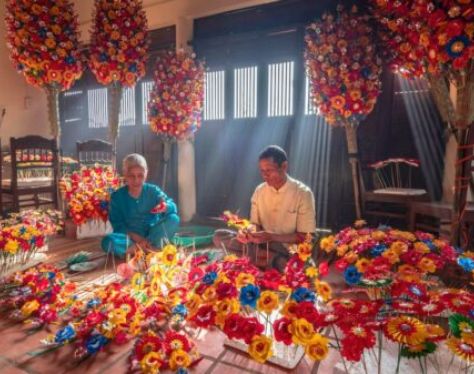 Making Ornate Paper Flowers thanh tien village e1753842036425 e3612e22