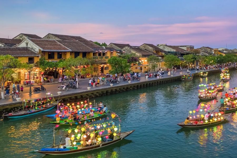 ride boad on river in hoi an