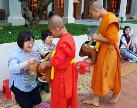 Luang Prabang Alms giving ceremony 2 f5c4827a