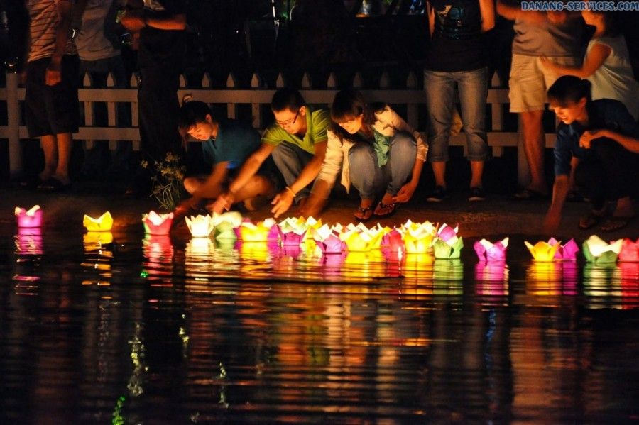 Seni hoi an release lantern 1 f83b74ec