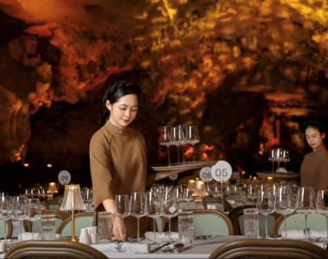 Dining inside Dragon Pearl cave 4 fcc1476a