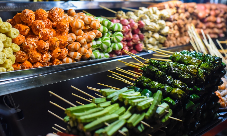 enjoy local food in da lat night market