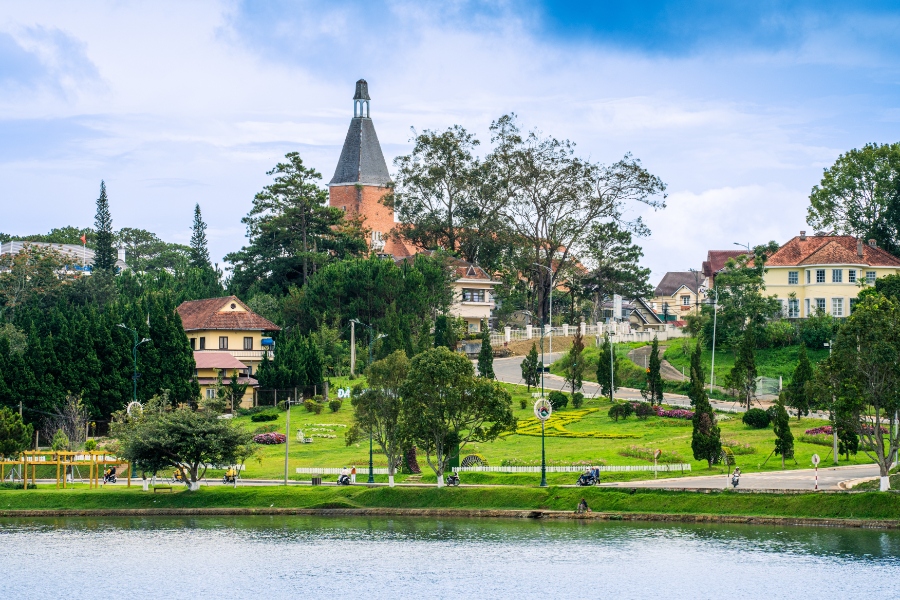 Da Lat Xuan Huong Lake 8