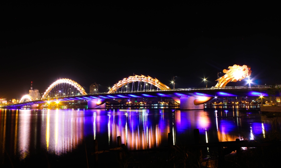 dragon bridge in Danang at night
