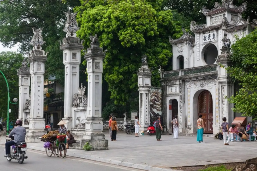 Cong Tam Quan (Tam Quan Gate) in Quan thanh temple
