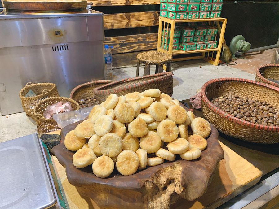 Banh Hat De/Hat De Nuong (Chestnut Cake & Roasted Chestnuts)