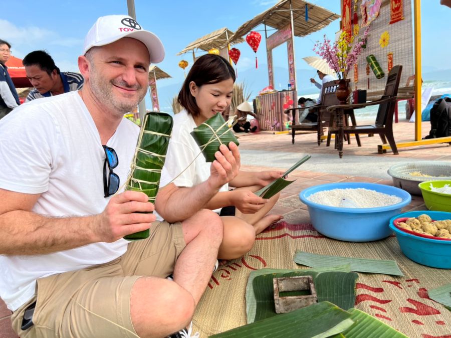 Foreign visitors experience making banh chung