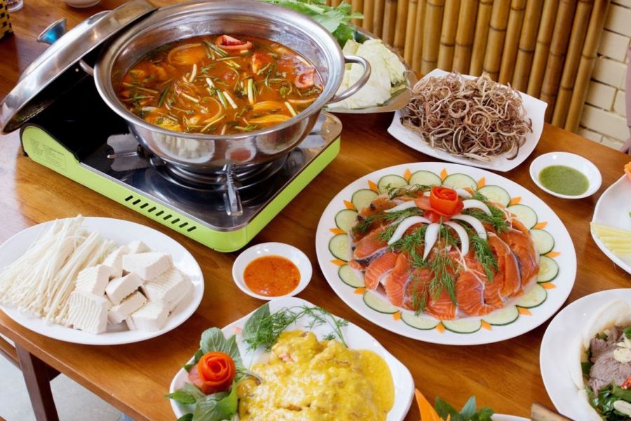 Lau Ca Hoi (Salmon Hotpot)