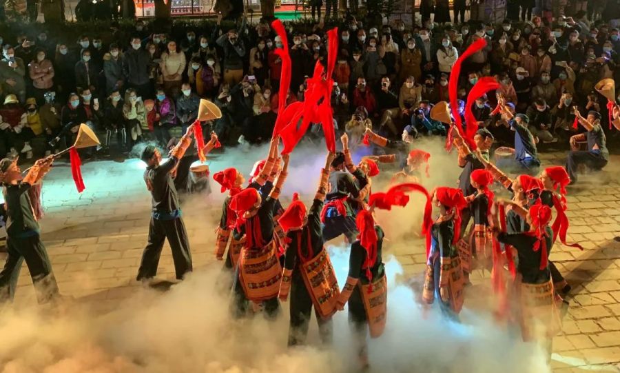 Local people perform traditional dances at Sapa love market
