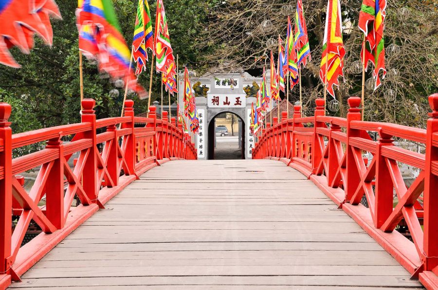 The Huc Bridge to Ngoc Son Temple