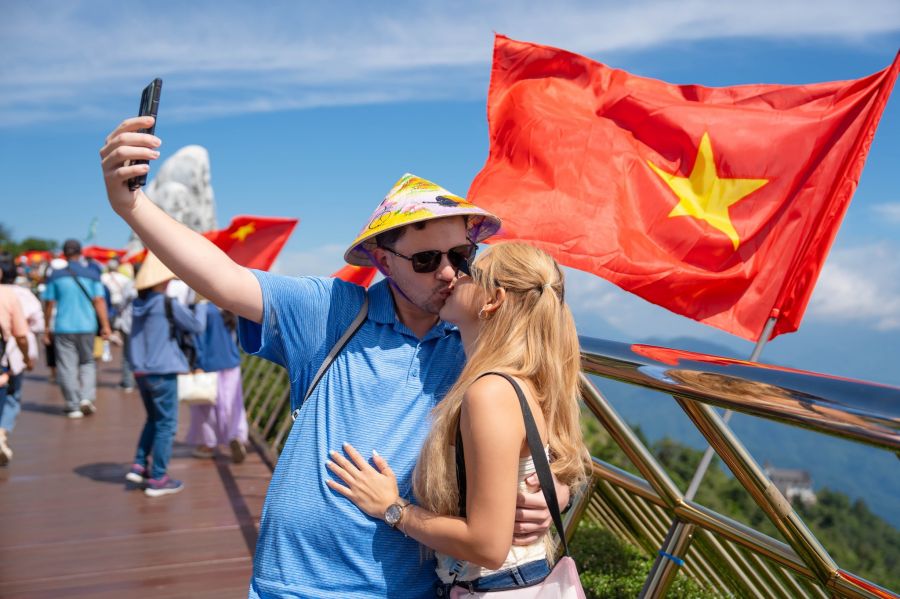 Tourist couple check-in at Golden Bridge