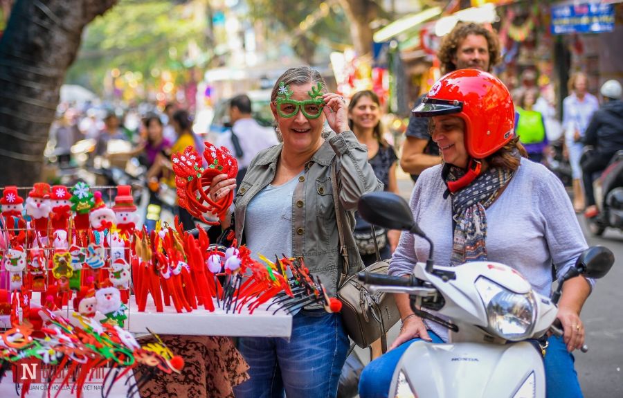Tourists enjoy Christmas in Vietnam