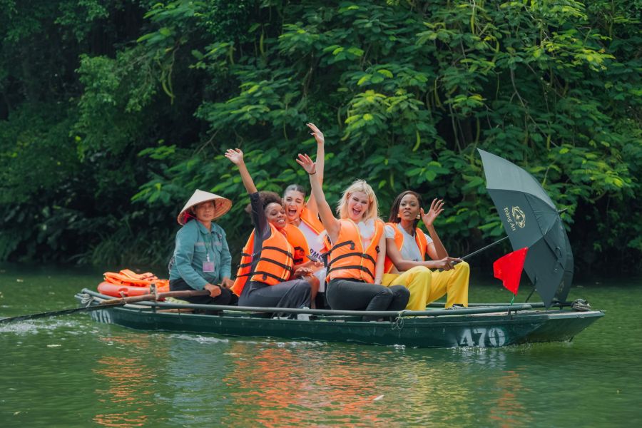 Tourists experience Trang An boat trip