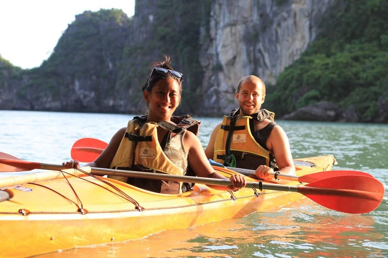 ride boat Into Luon Cave