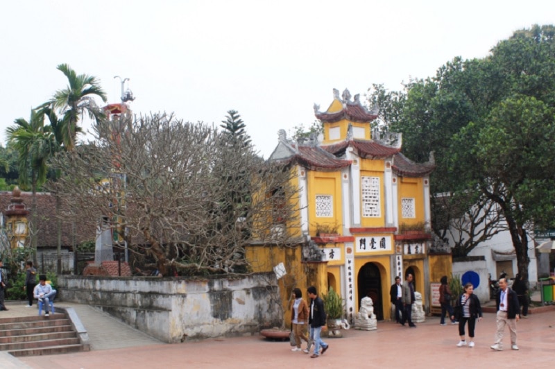 Tam Quan Gate and “Dien Huu Tu”