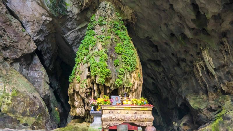 Huong Tich Cave in Perfume Pagoda