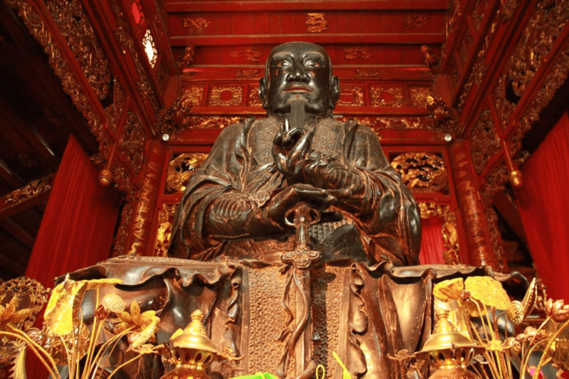 Tuong Dong Den (Bronze Statue Of Tran Vu) in Quan thanh temple