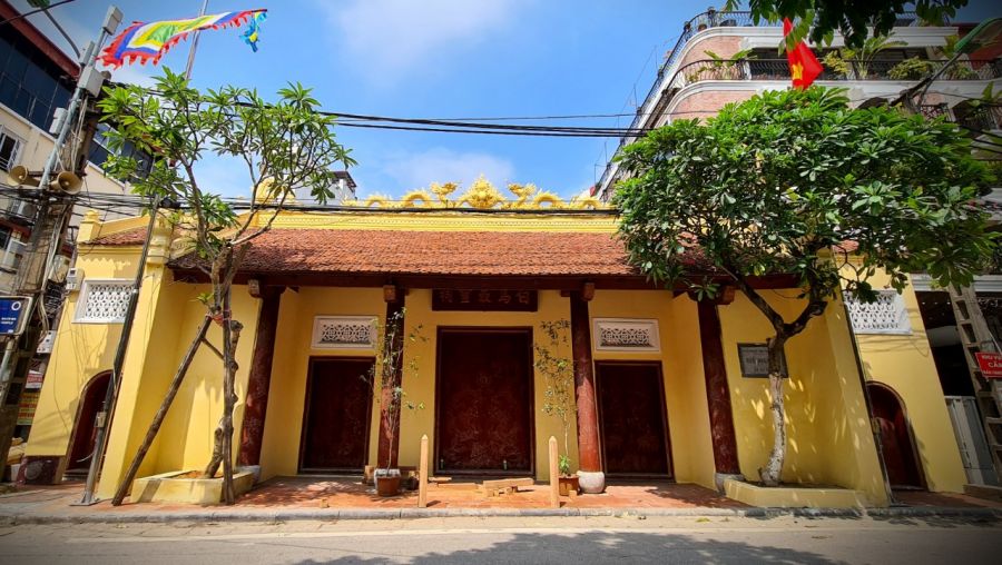 Bach Ma Temple