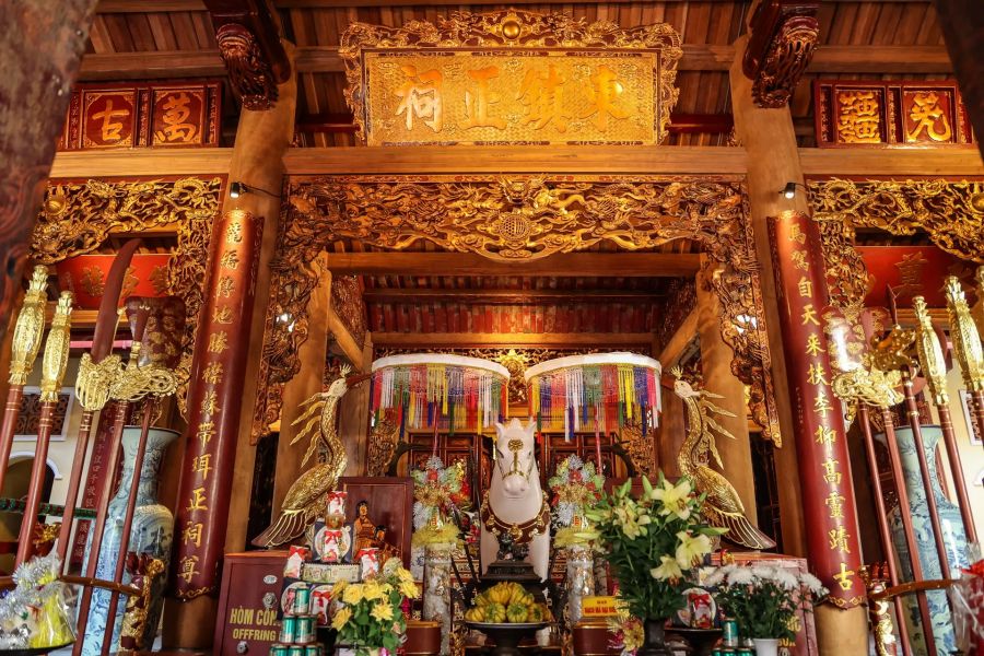 Bach Ma Temple