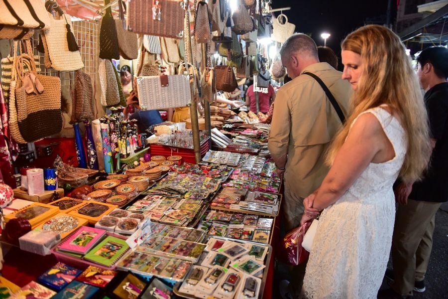 Bai Chay Night Market