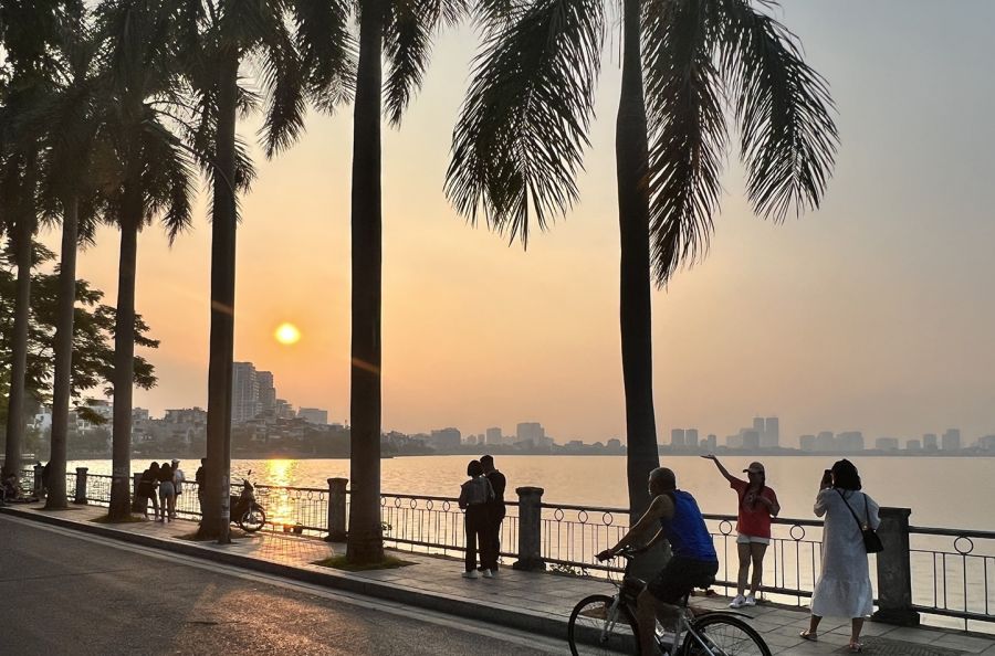 Enjoy The Romantic Views Of West Lake