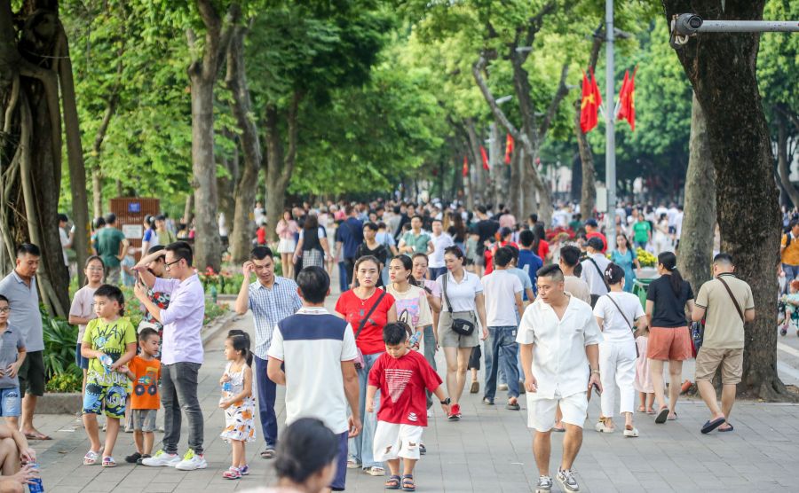 Explore Hoan Kiem Lake Walking Street