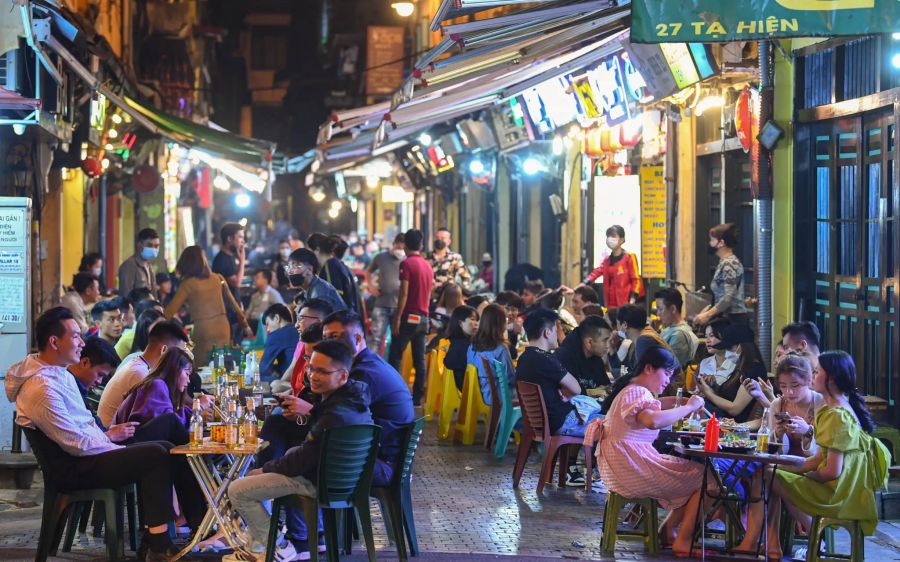 Ta Hien Street by night