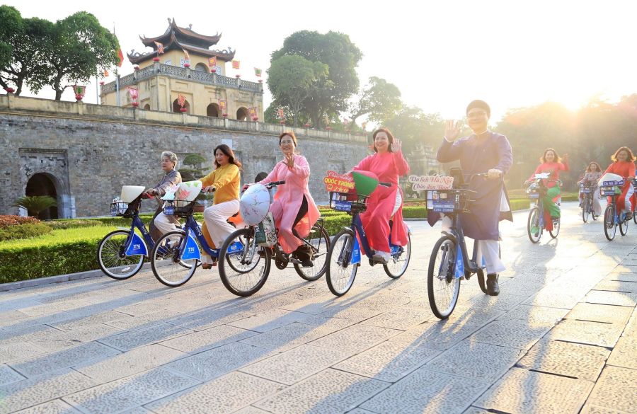 Cycling in Imperial Citadel of Thang Long