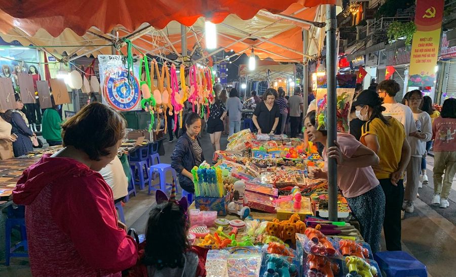 Wander Through Old Quarter Weekend Night Market
