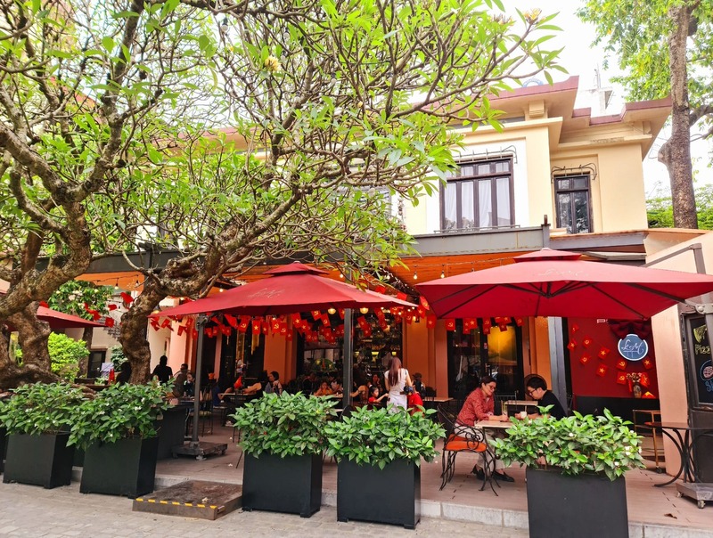 Relax At The Artistic Café outsite the museum