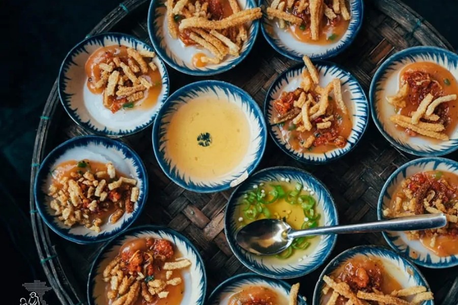 Try local food in hoi an