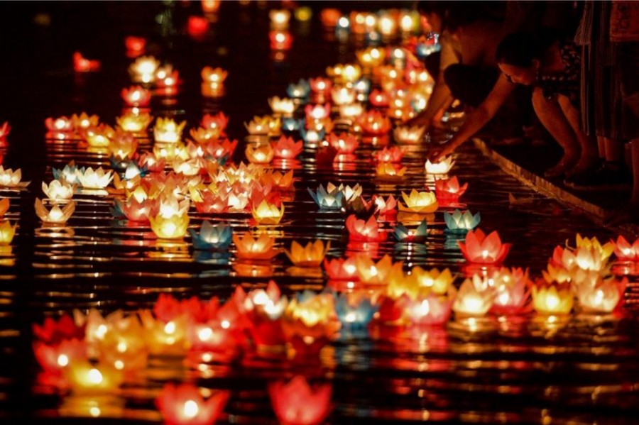 release lanter in Hoian